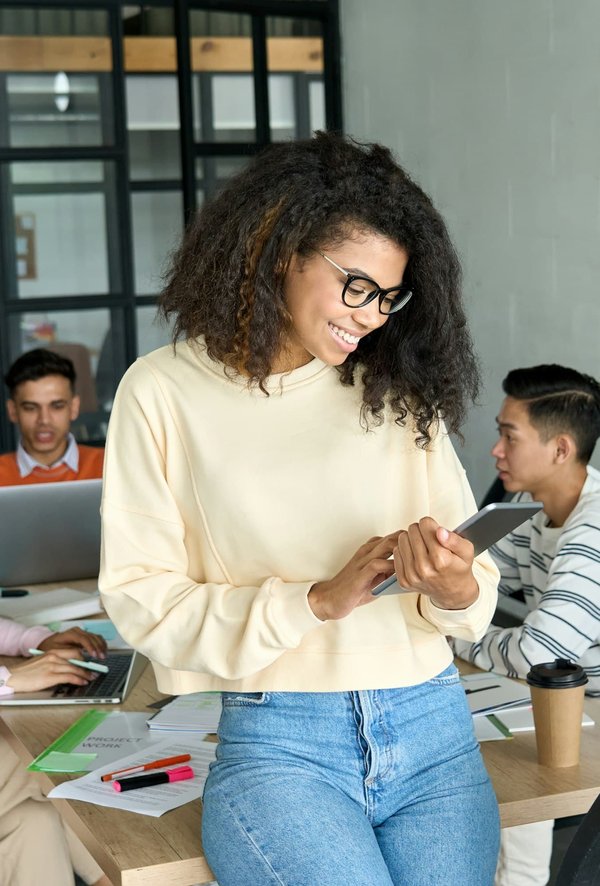 Devenir community manager en freelance : guide complet 2024